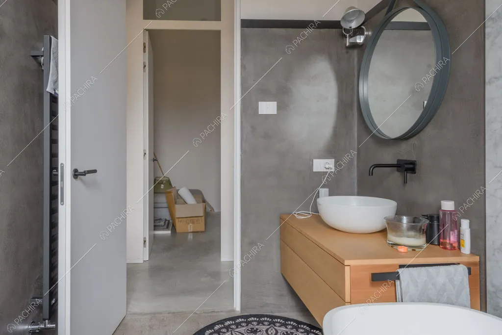 Pareti grigie nel bagno dell'appartamento Fiore di porro, location in stile minimal a Monza