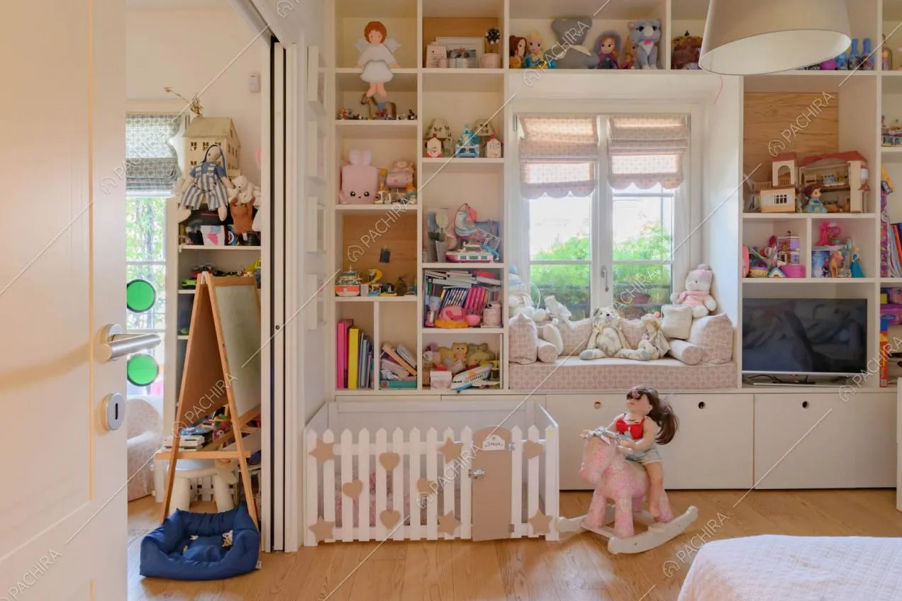 Camera da letto dei bambini con pavimento in parquet