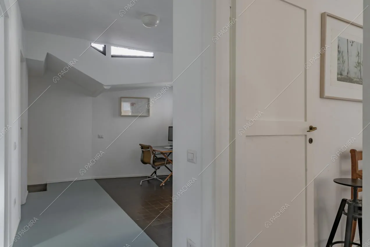 Il piano superiore e il suo originale soffitto