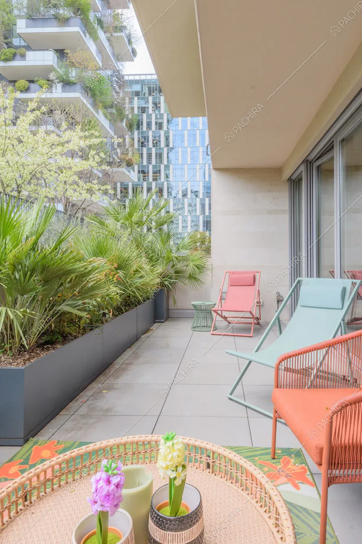 Tavolino e poltrone colorate da esterni sulla terrazza