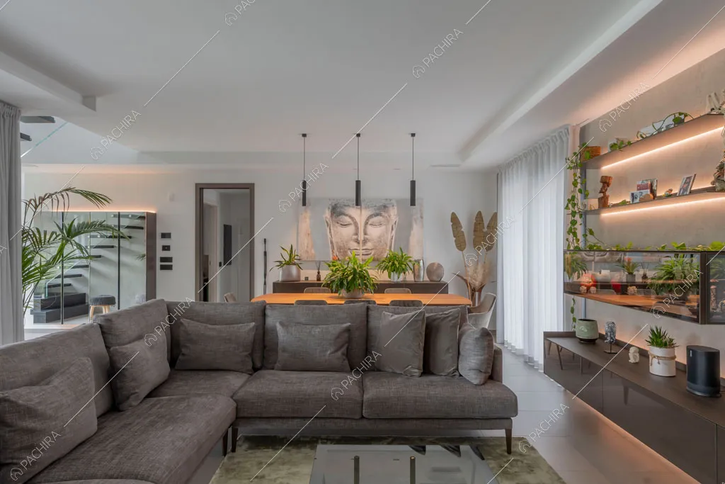 Divano grigio nella sala della villa Diosma, location in stile moderno a Milano