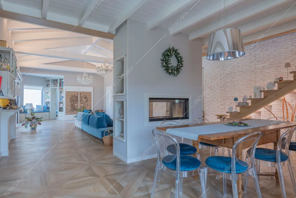 Camino nella zona living della villa Colchito, location in stile contemporaneo a Roma