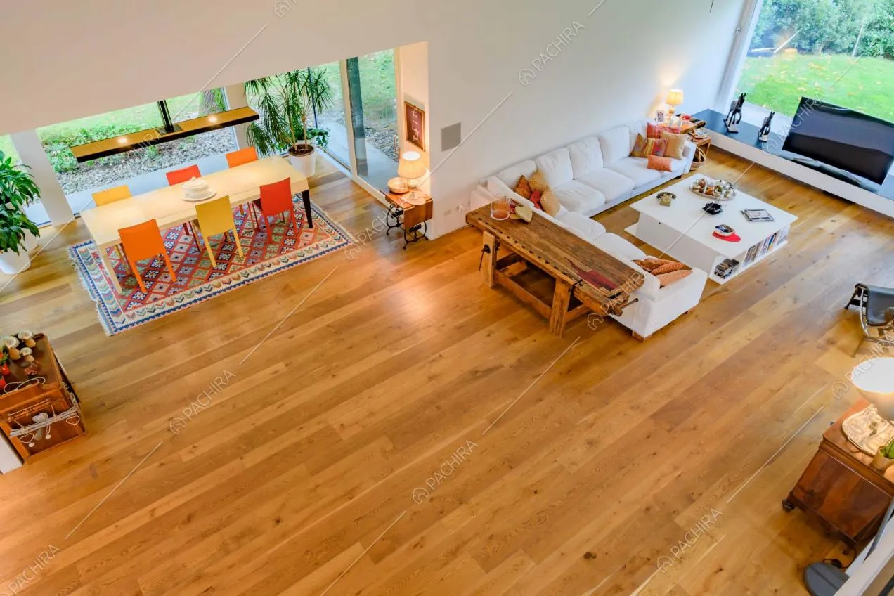 Dal soppalco vista sul salotto e sul tavolo da pranzo nella zona living con pavimento in parquet