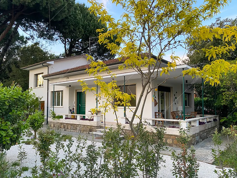Esterni della villa Storace, location in stile moderno a Lucca