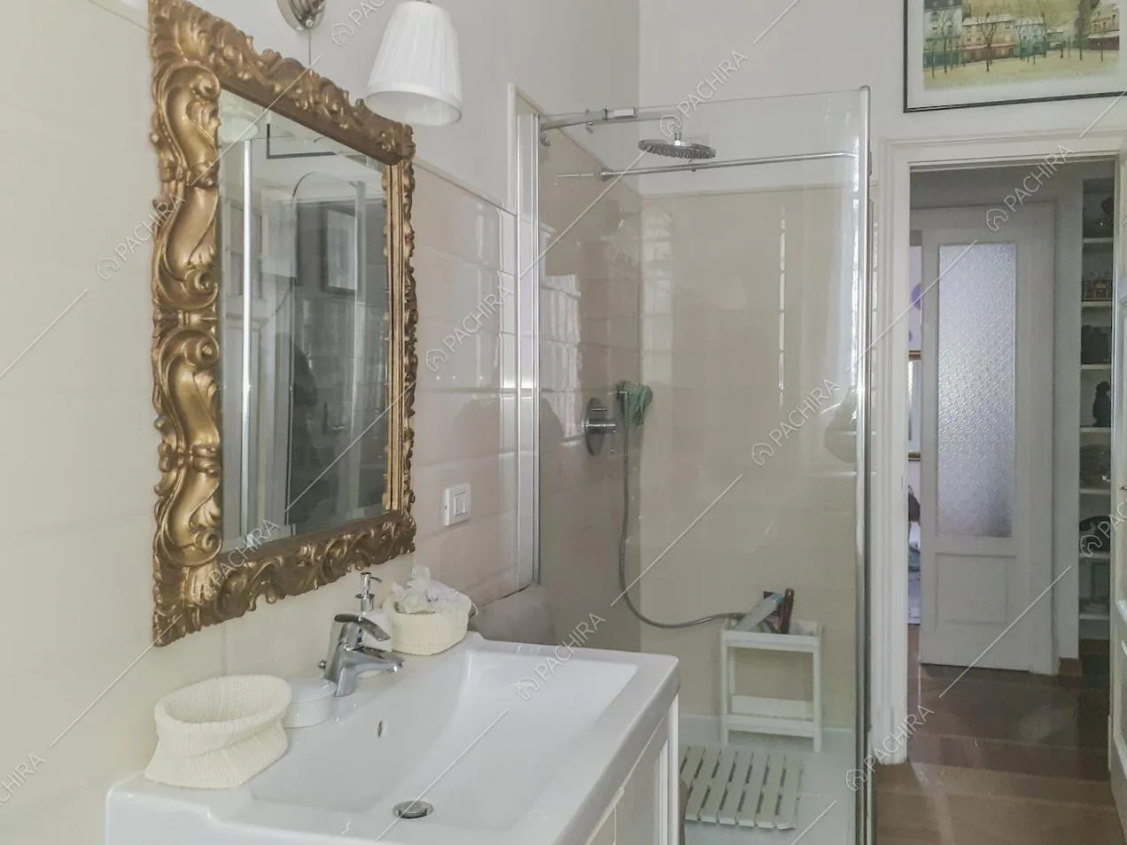 Specchio con cornice decorativa dorata e box doccia in vetro