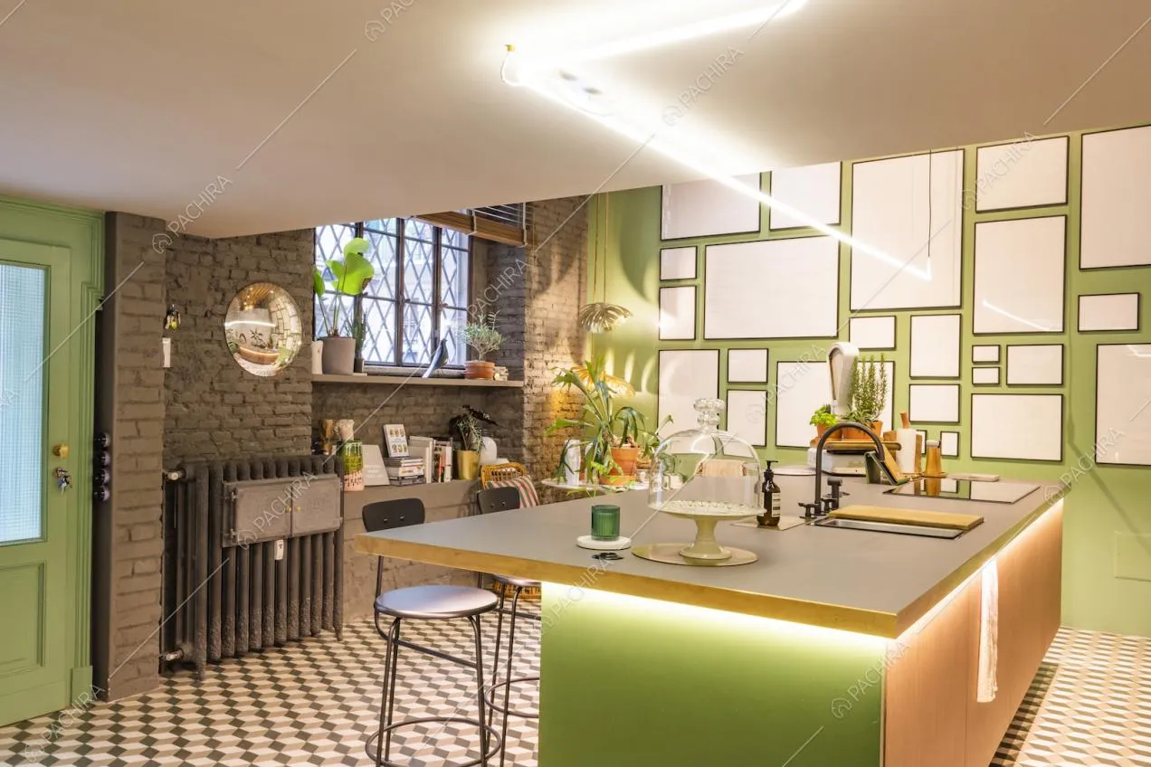 Cucina a vista con sgabelli, mattoni a vista e arredi di design