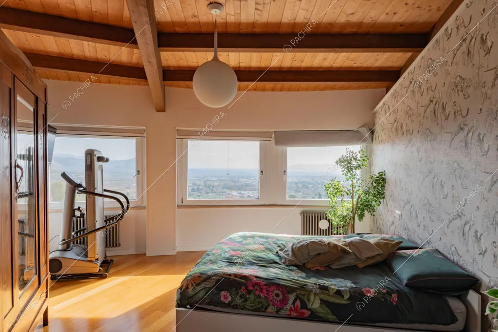 Camera da letto con carta da parati della villa Matico, location in stile contemporaneo a Roma