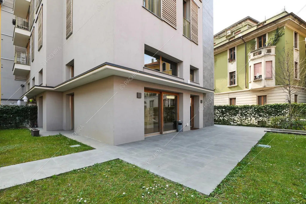 Esterni e porte-finestre dell'espositivo Apocino, location in stile contemporaneo a Milano