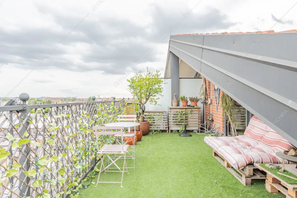 Terrazza con vista sullo skyline del loft Cardamomo, location in stile contemporaneo a Milano