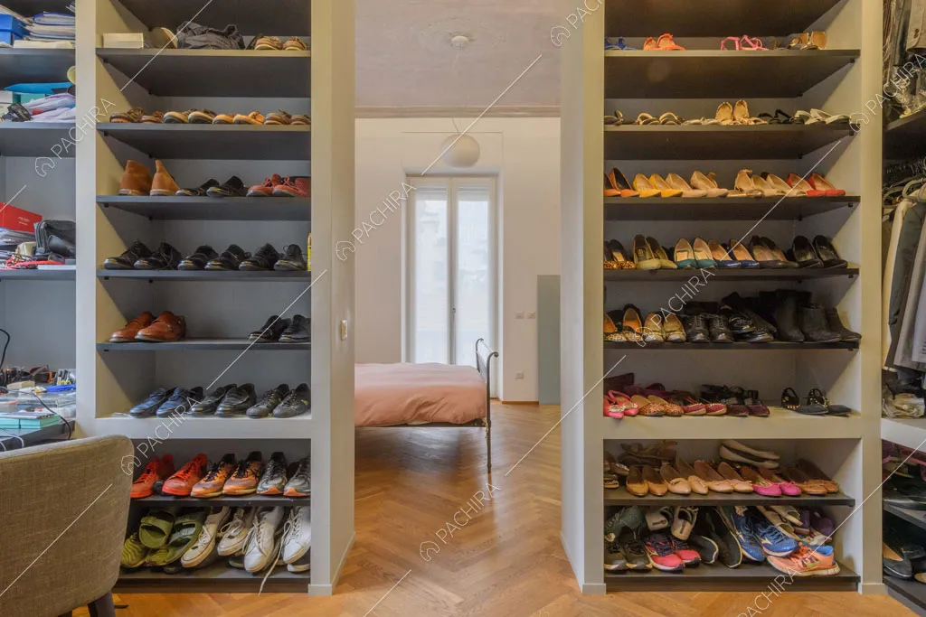 Cassettiera per scarpe nella cabina armadio della camera da letto matrimoniale