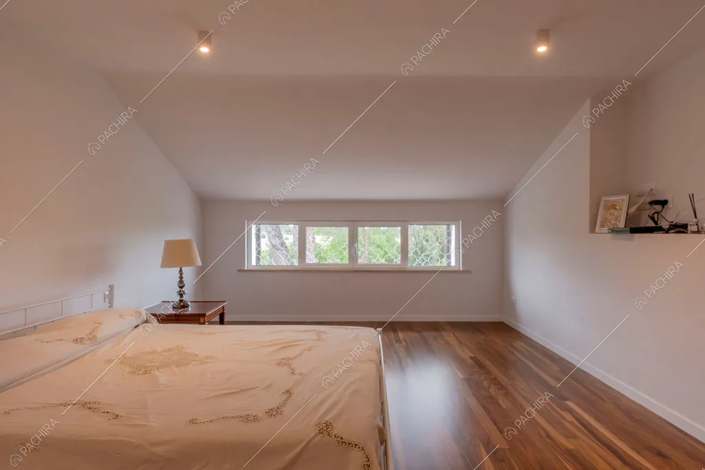Camera da letto matrimoniale all'ultimo piano della villa Murray, location in stile contemporaneo a Roma