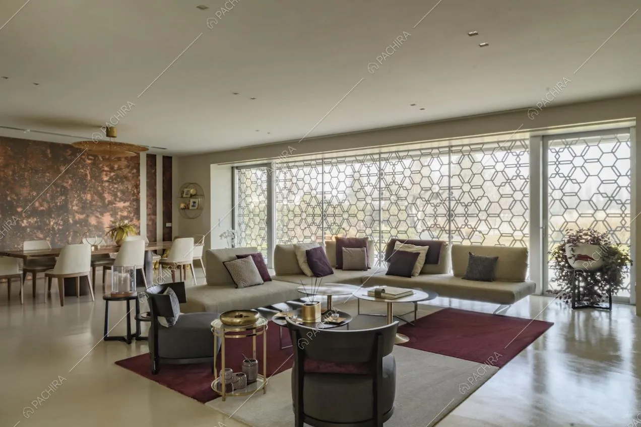 Luminoso salotto con divano angolare, pavimento in gres, carta da parati e lampadario di design