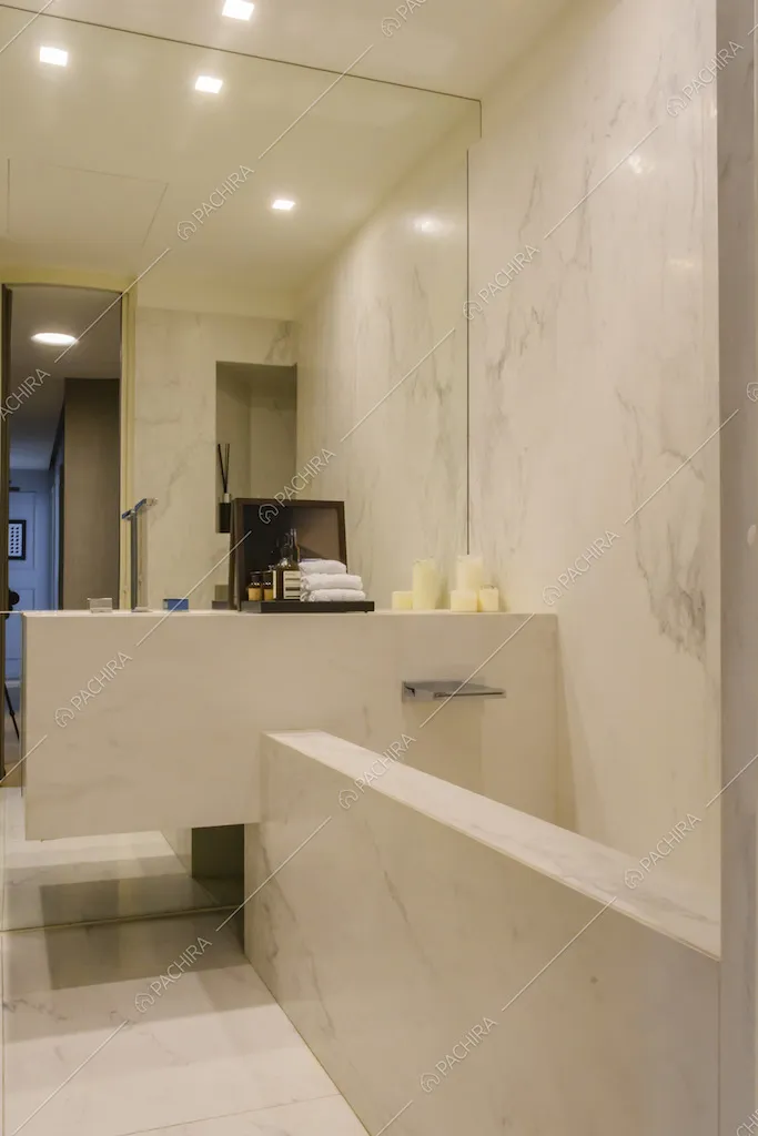 Parete a specchio all'interno del bagno rivestito in marmo