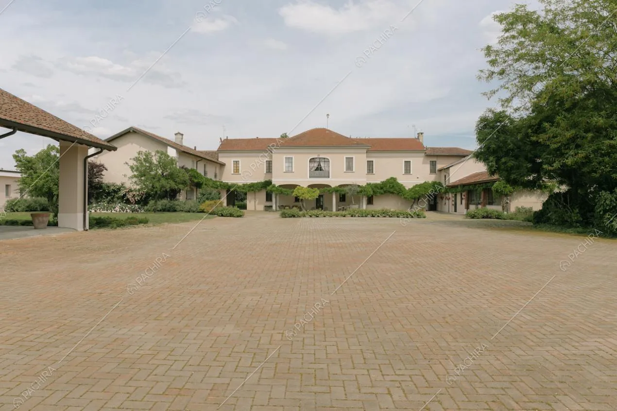L'ampio cortile di ingresso