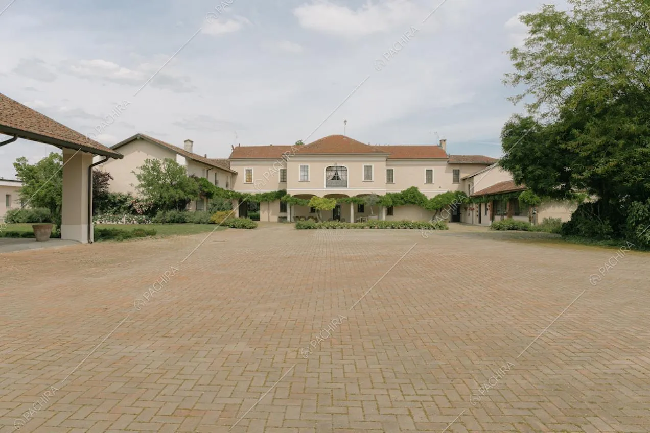 L'ampio cortile di ingresso
