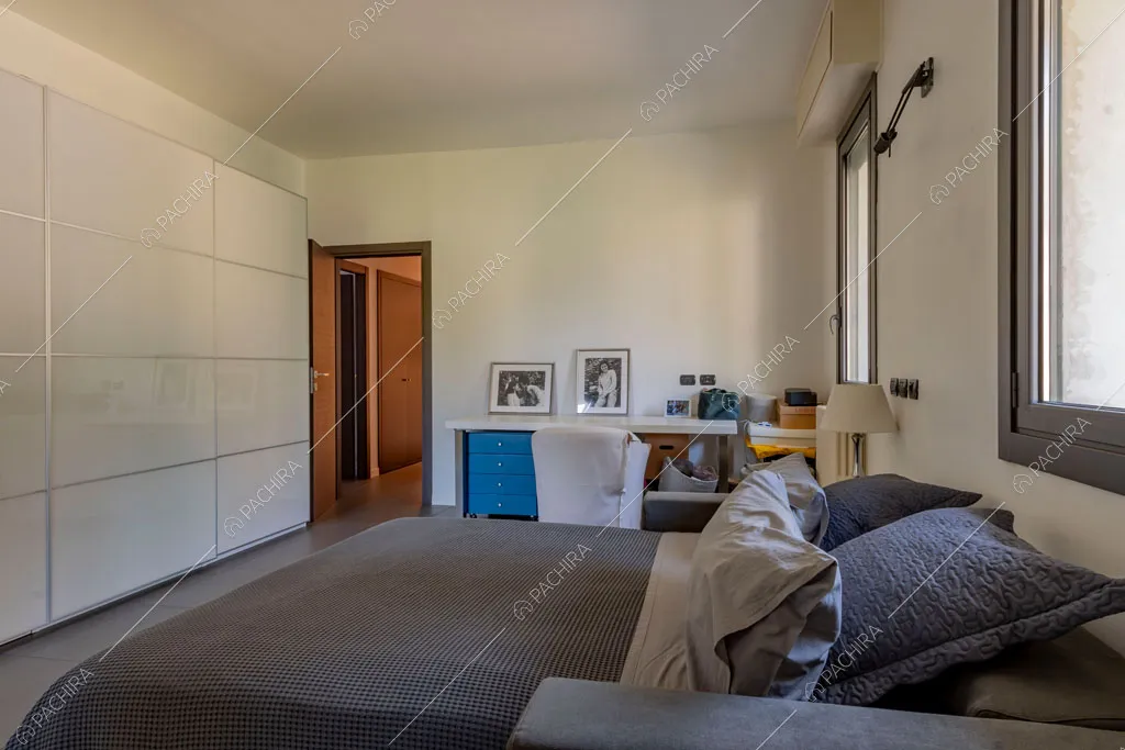 Camera da letto della villa Darling, location in stile contemporaneo a Monza