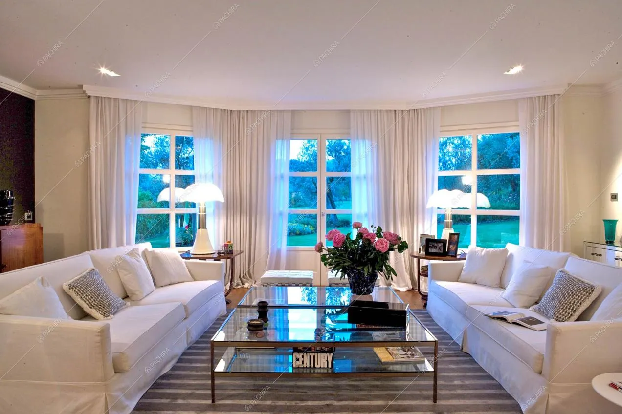 Salotto della villa Cucamelon, location in stile moderno a Prato