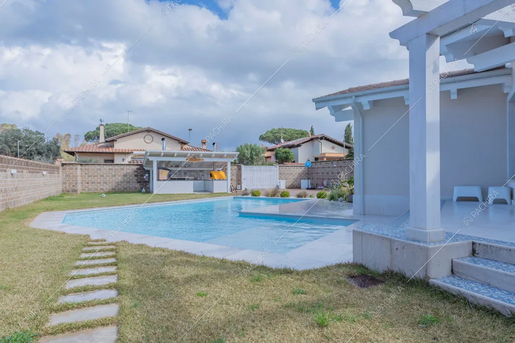 Giardino con piscina della villa Colchito, location in stile contemporaneo a Roma