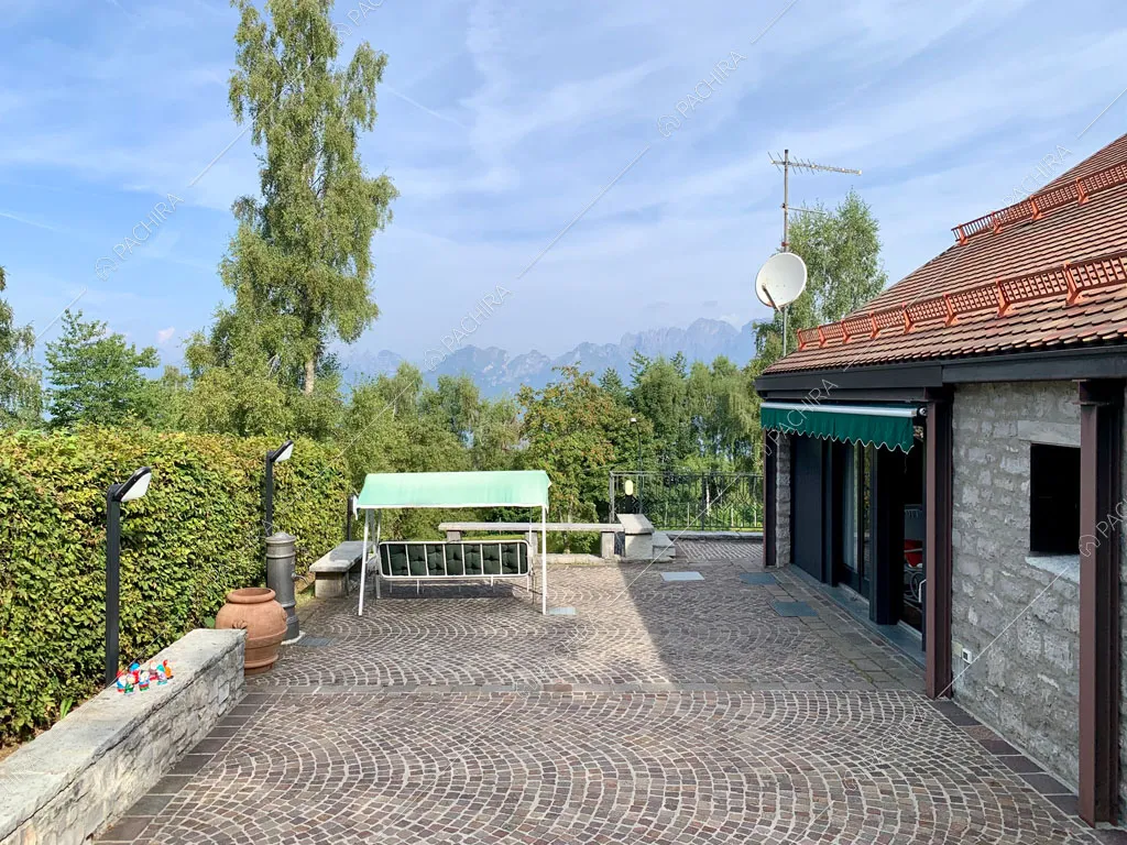 Cortile dello chalet Bulbine, location in stile moderno a Belluno