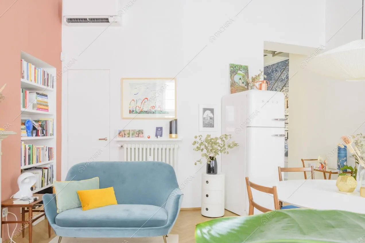 Salotto con cucina a vista dall'alto soffitto