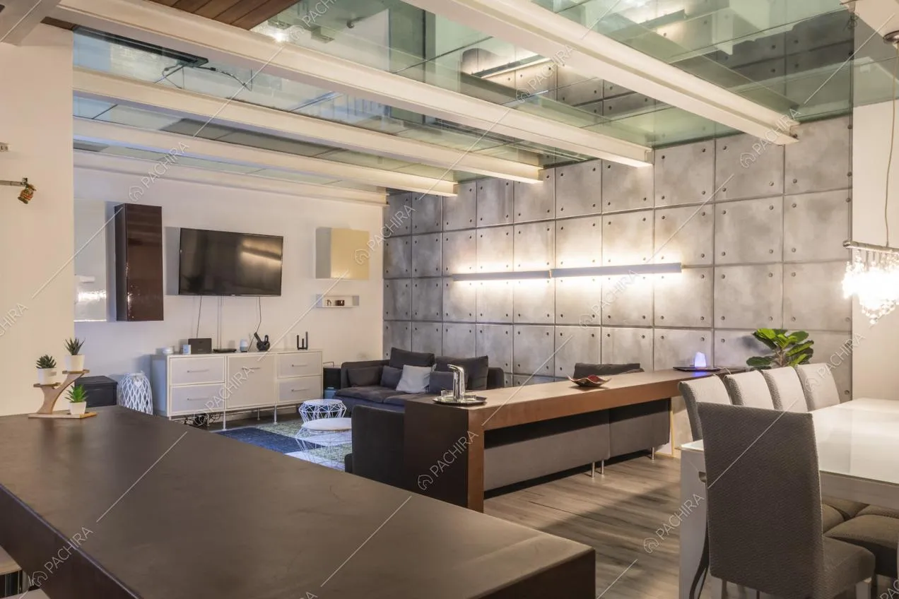 Parete in metallo e soffitto in vetro nel salotto