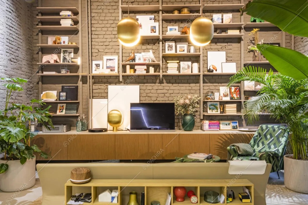 Grande libreria su parete in mattoni, mobile in legno e televisore