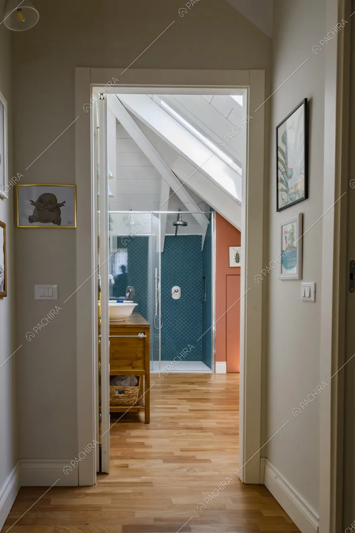 Scorcio sul bagno dal disimpegno e pavimento in parquet