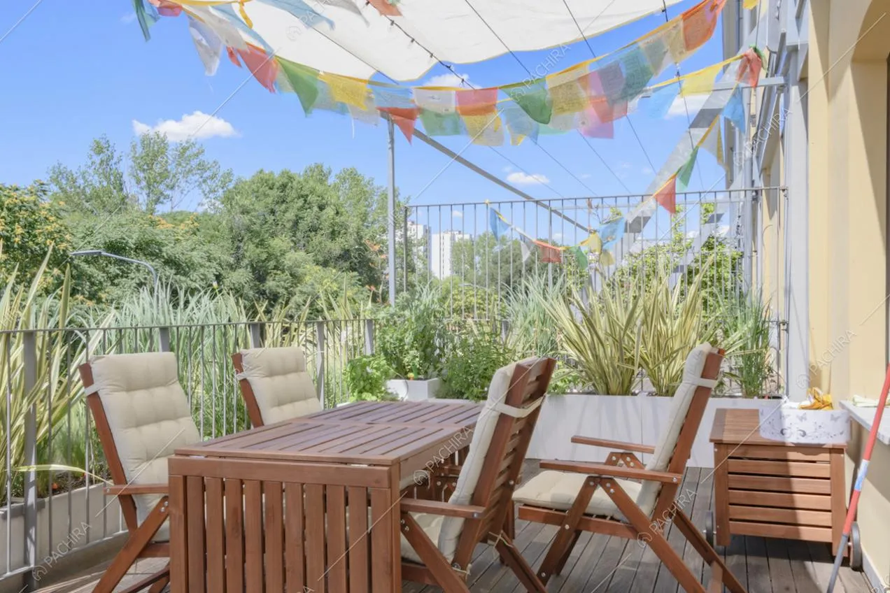 Terrazza con tavolo da pranzo e sedie in legno