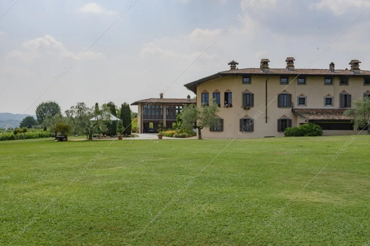 Villa classica circondata da un esteso parco