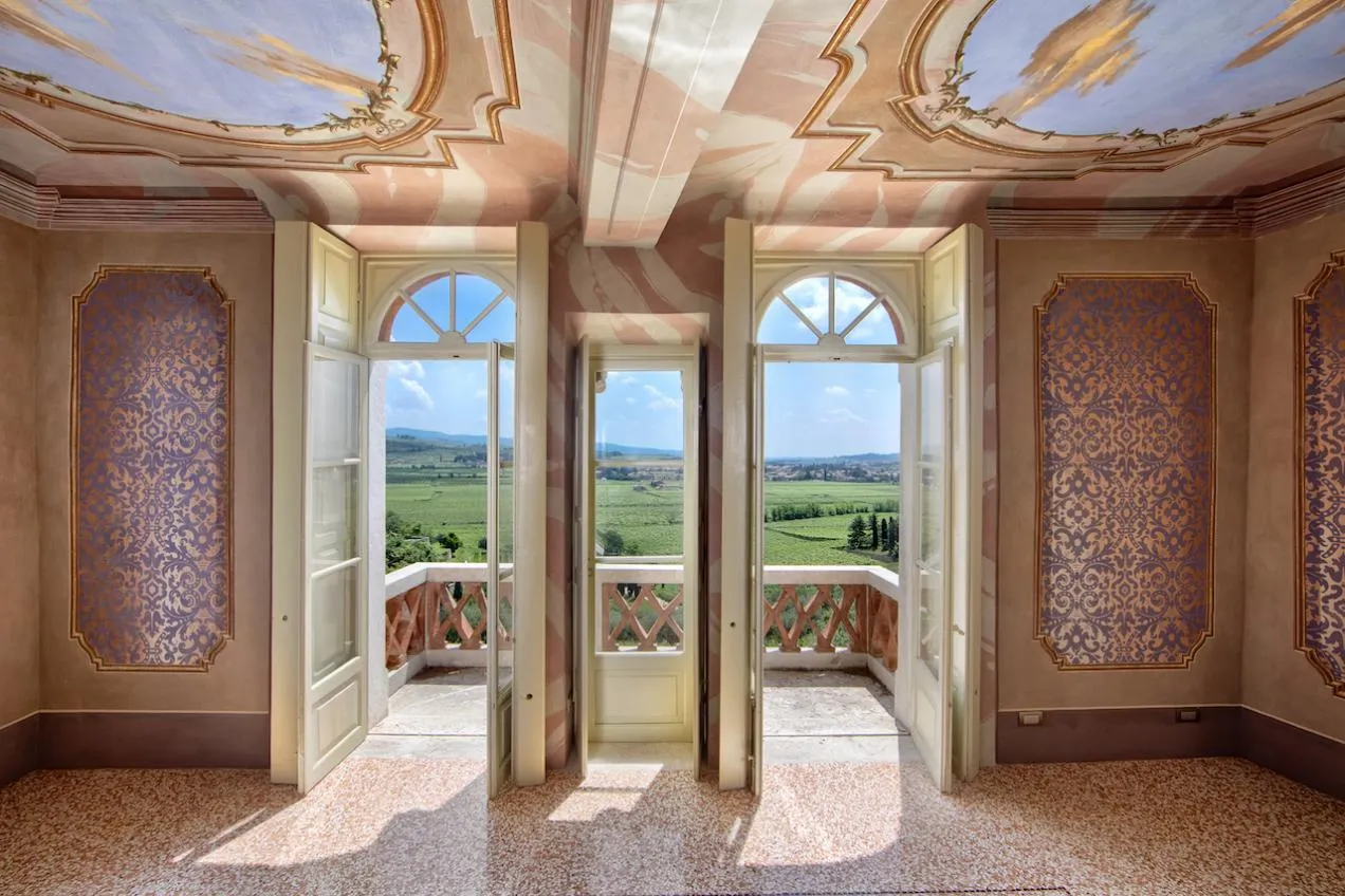 Dalla sala accesso tramite porte-finestre al balcone con vista panoramica