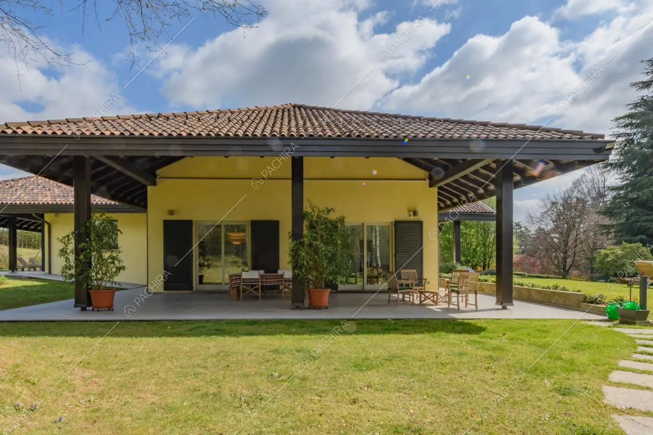 Grande veranda della villa con esterni gialli