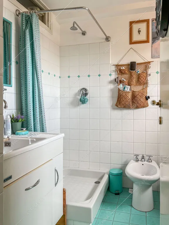 Bagno dell'appartamento Kuban, location in stile moderno a Roma