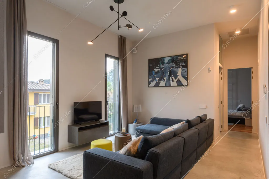Sala con pareti bianche dell'appartamento Fiore di porro, location in stile minimal a Monza