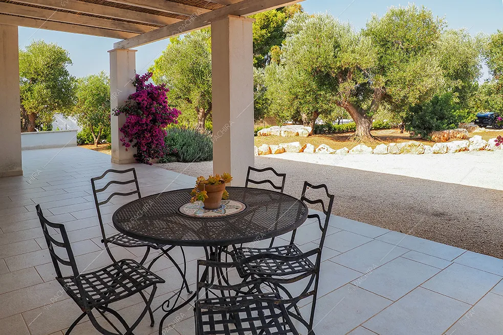 Portico della villa Iolite, location in stile minimal a Brindisi