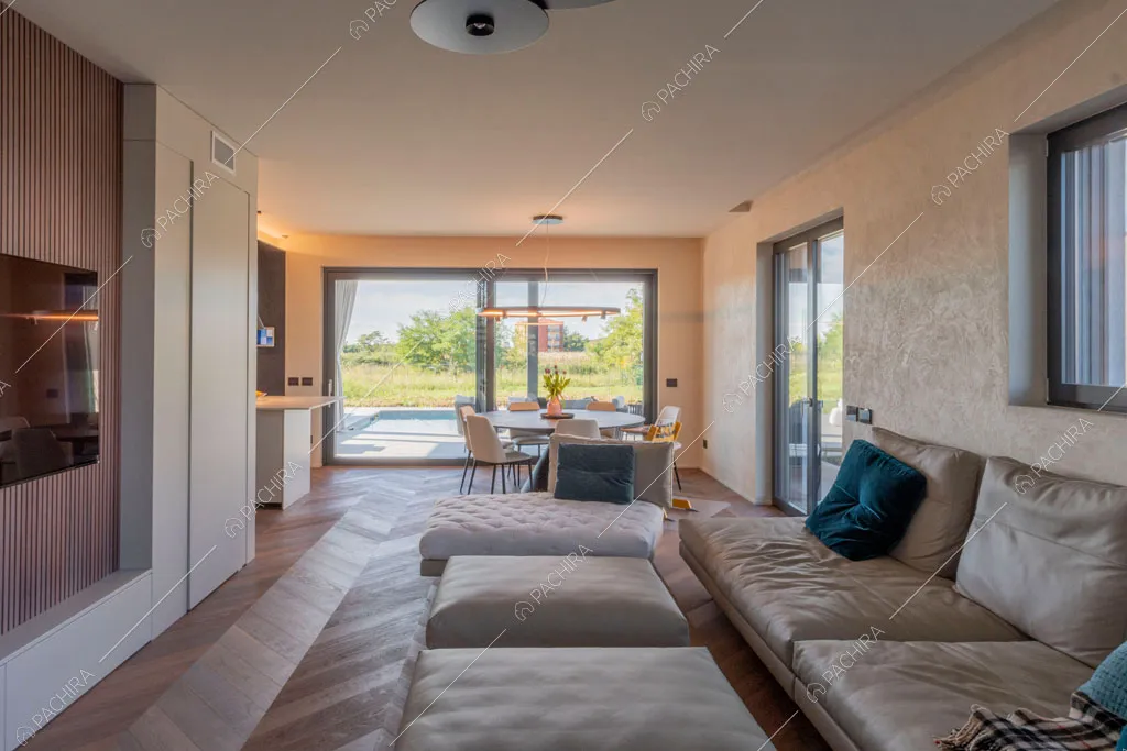 Zona living della villa Warta, location in stile contemporaneo a Monza