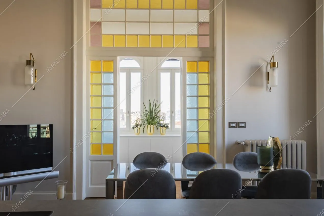 Porta finestra colorata nella sala da pranzo