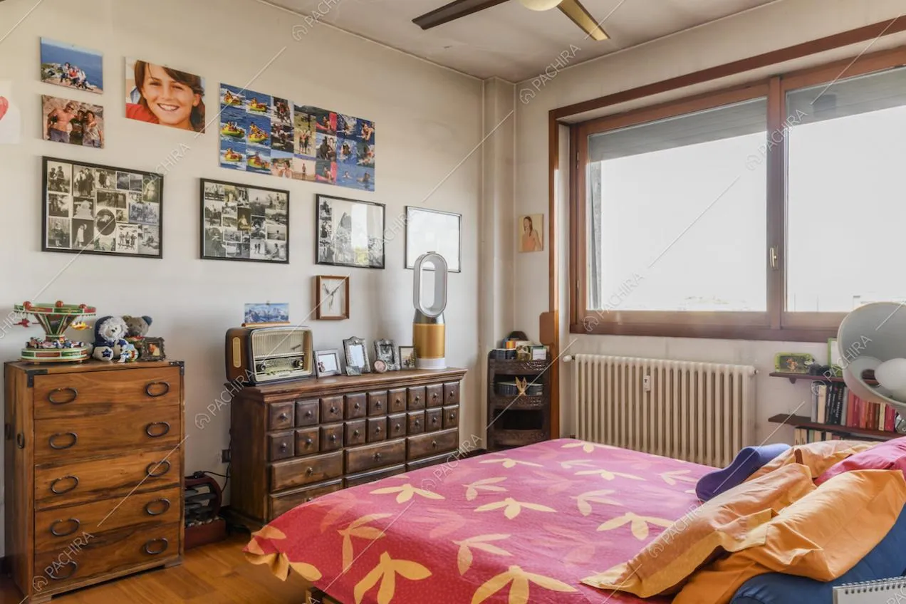 Cassettiere vintage nella camera da letto matrimoniale