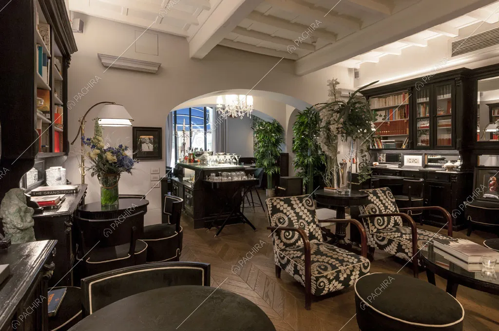 Salotto con librerie nere dell'hotel McKinley, location in stile classico a Firenze