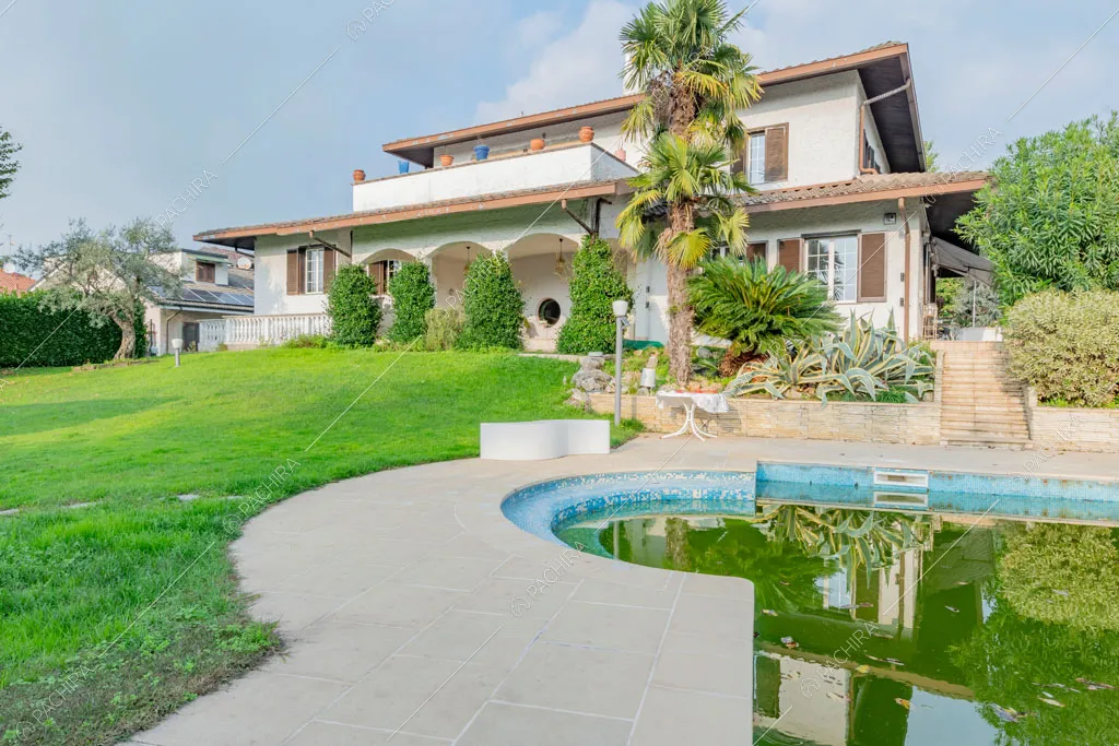 Esterni della villa Ararat, location in stile classico a Milano