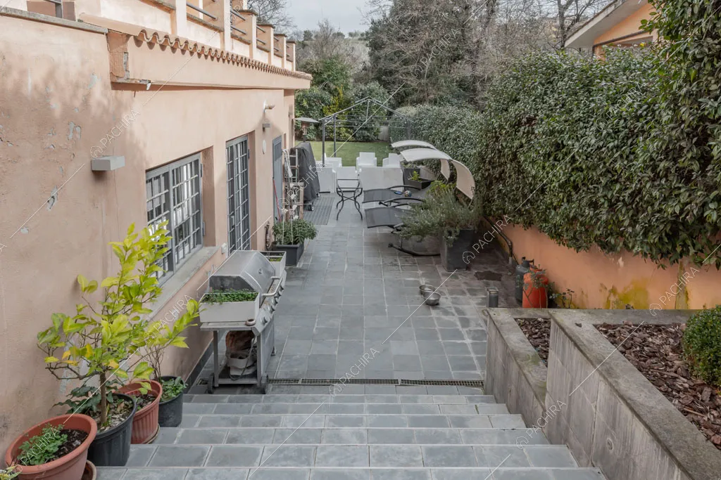 Scale negli esterni della villa Bauxite, location in stile moderno a Roma