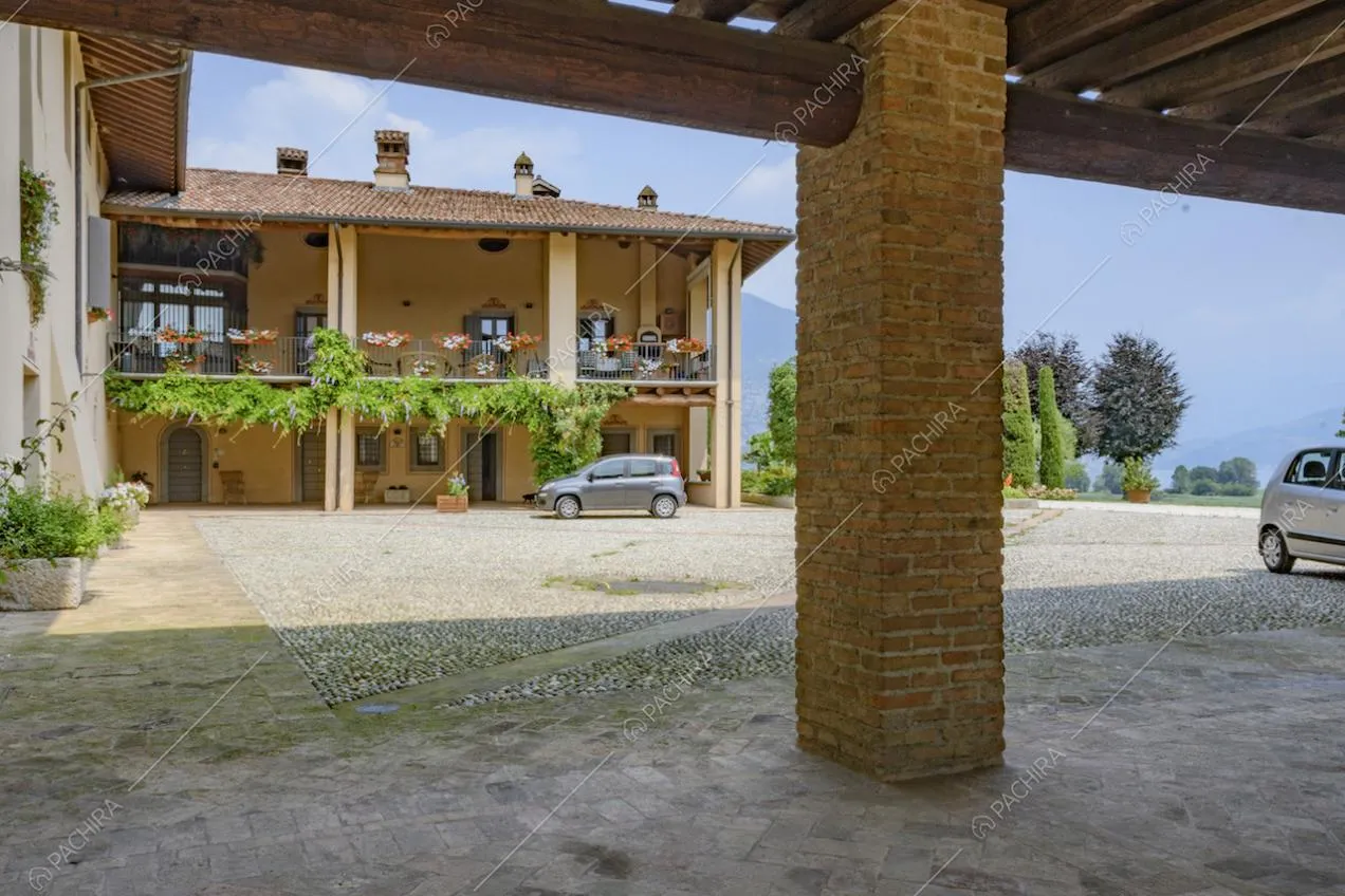 Corte su cui si affaccia la villa vista da sotto al porticato