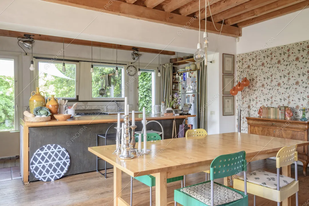 Tavolo da pranzo in legno con sedie colorate