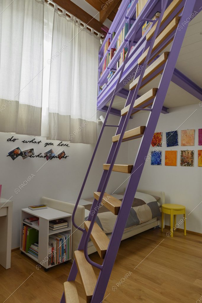 Luminosa camera da letto con pavimento in parquet e soppalco dagli infissi viola