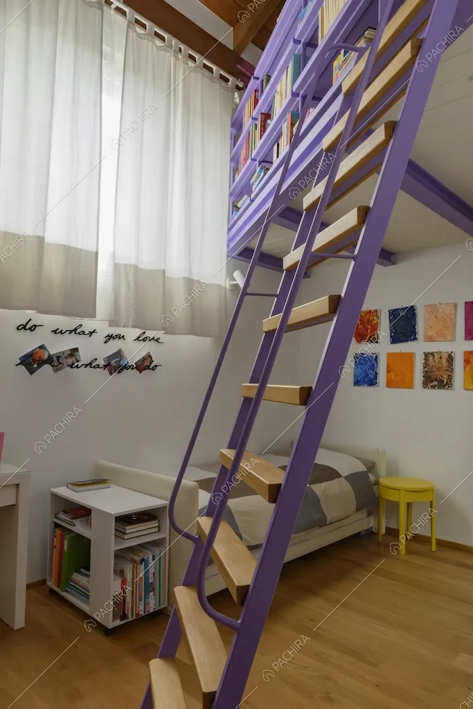 Luminosa camera da letto con pavimento in parquet e soppalco dagli infissi viola