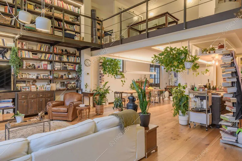 Pavimento in parquet nel soggiorno con libreria e vista sul soppalco