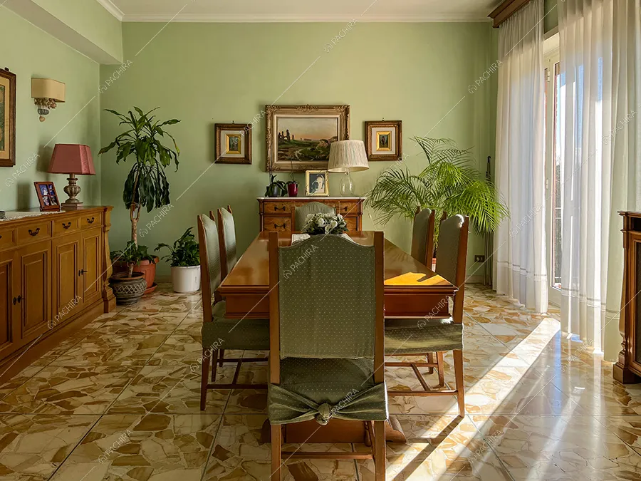 Sala da pranzo dell'appartamento Mura, location in stile classico a Roma