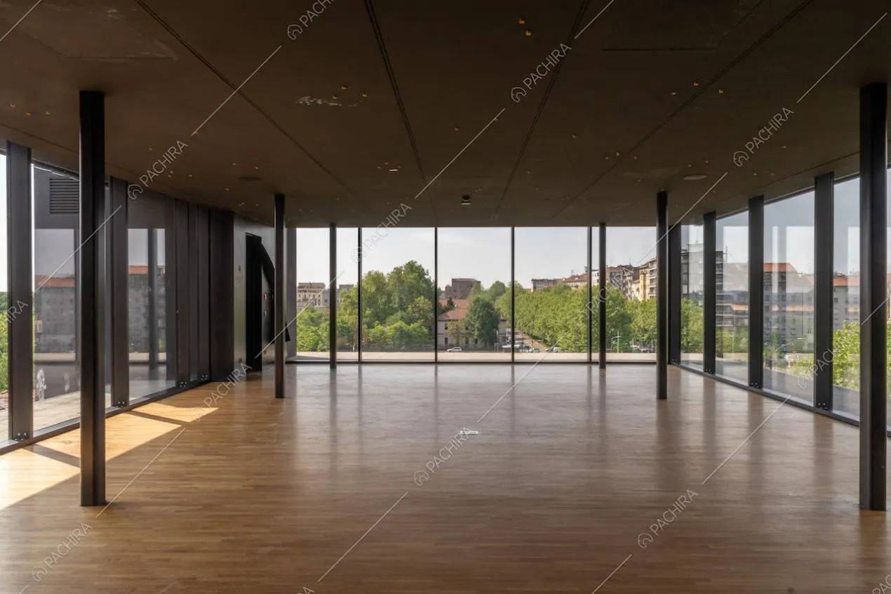 Salone con ampie vetrate, da cui ammirare lo skyline di Milano e accedere alla terrazza