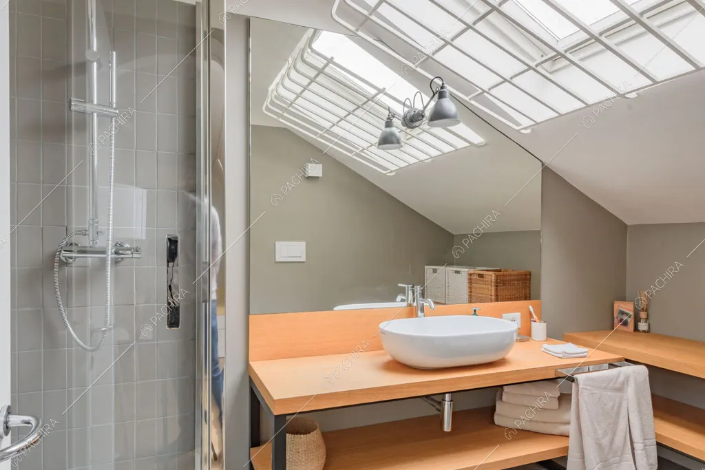 Bagno con lucernario della villa Kharan, location in stile contemporaneo a Milano