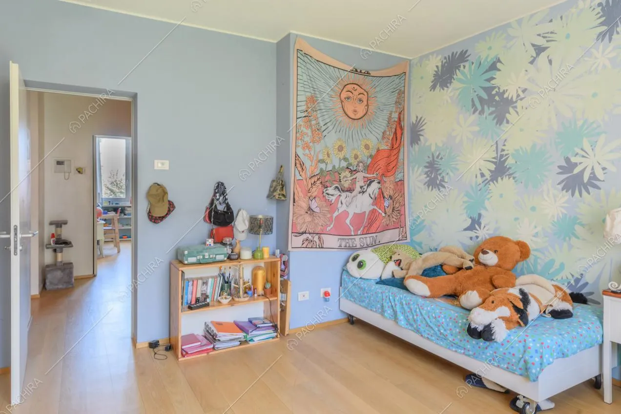 Camera da letto dei bambini con carta da parati e parete azzurra
