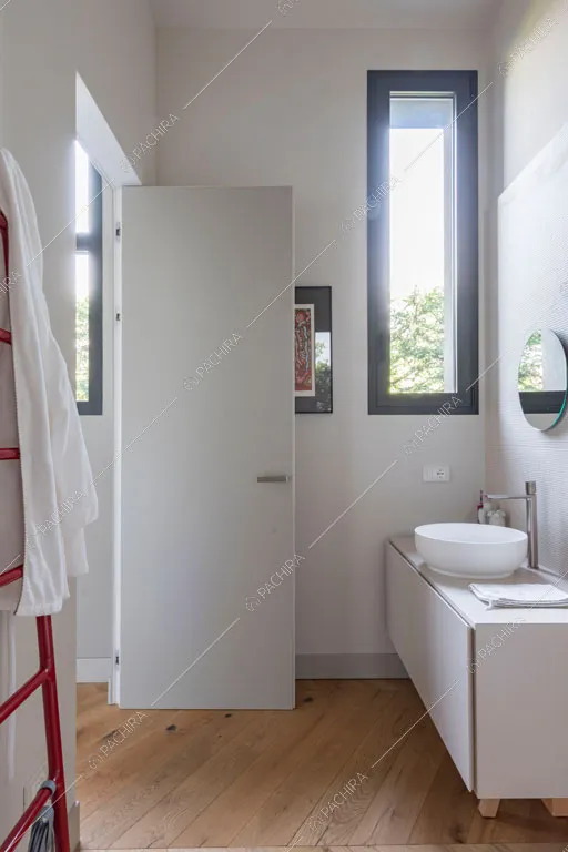 Bagno del loft Danubio, location in stile contemporaneo a Brescia